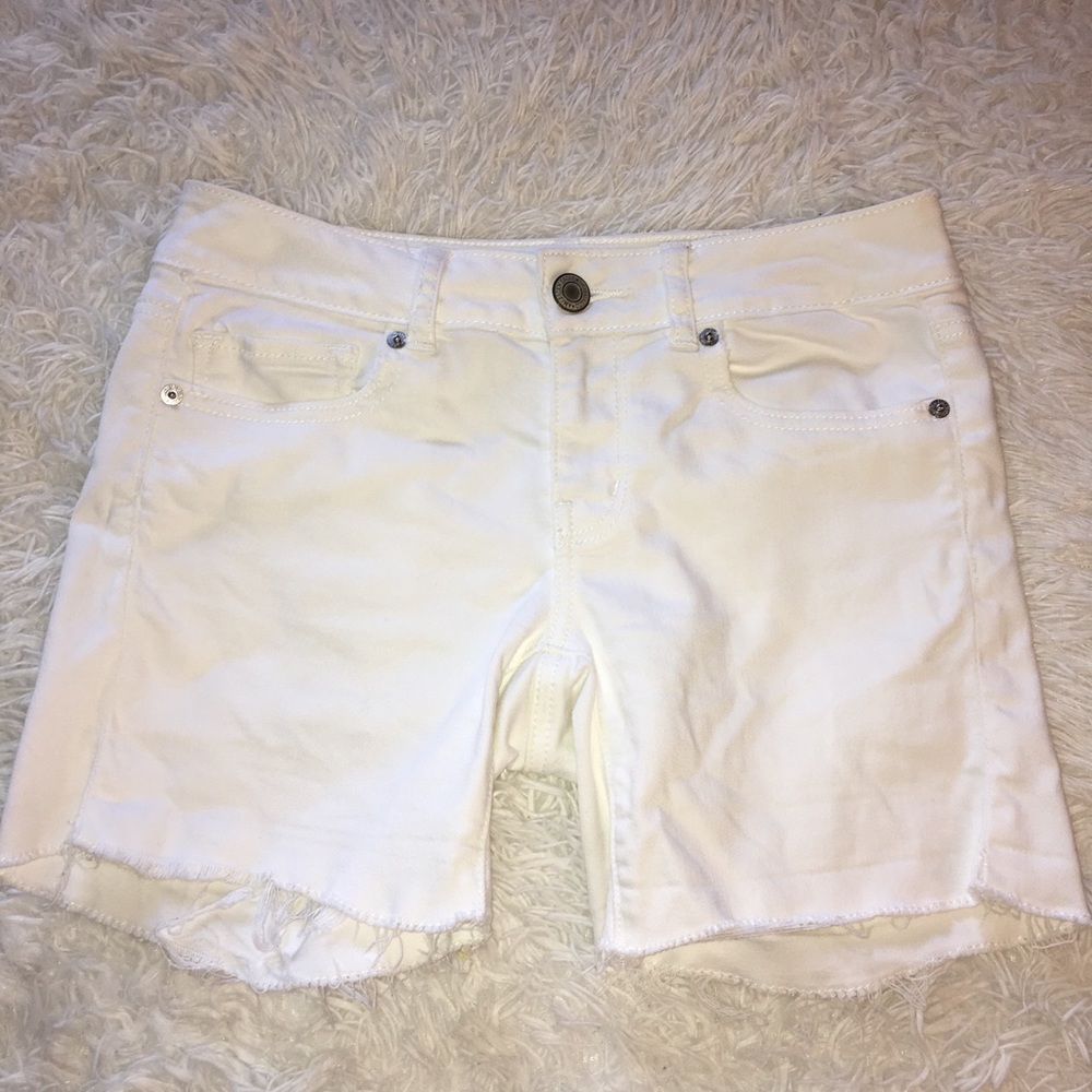 𝗪𝗵𝗶𝘁𝗲 𝗖𝘂𝘁-𝗢𝗳𝗳 𝗦𝗵𝗼𝗿𝘁𝘀